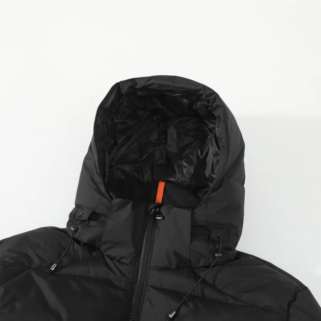 P680 #R58 Ralph Lauren/Ralph Lauren classic new down jacket jacket with detachable hood extra thick plush down jacket men's top "Thousands of stitches of electric embroidery, the logo is like a work of art" The imported Barudan embroidery machine is used to carve the classic polo logo with precision electric embroidery technology. Each letter is full and three-dimensional, with clear details, making it the "most expensive embroidered logo" on the down jacket, highlighting its extraordinary status. "75% national standard high-quality white duck down, light and heat-locking" is filled with 75% high-quality white duck down, which is light and pressure-free, but has excellent warmth retention. After compression, it can quickly rebound and become fluffy, say goodbye to bloat, embrace unburdened warmth, and face the cold winter without timidity. "Technical fabrics that protect against cold and wind and rain" · Long-lasting fluffy and non-stiffening, consistent thermal performance · 400T high-density gallbladder + pinhole retraction technology, completely say goodbye to velvet · Windproof and waterproof matte fabric with adjustable hem, easy to deal with bad weather "Five colors come together to interpret diverse styles" · White: pure first snow, fresh and versatile · Black: classic without limits, calm and atmospheric · Navy blue: low-key and elegant, suitable for both business and leisure · Sky blue: bright and healing, brightening up dull winter days · Khaki: retro and gentle, the first choice for urban wanderers "The details are authentic, the texture is everywhere" The original electroplated YK zipper is smooth and durable, the detachable hood can be worn multiple times, and the original hangtag and washable label ensure authentic quality. The same design for men and women makes it easy to control whether it is used as a couple's outfit or to create personal style, making it an indispensable fashion equipment this winter.  Color: Black, Navy, Khaki, White, Sky Blue Size: S M L